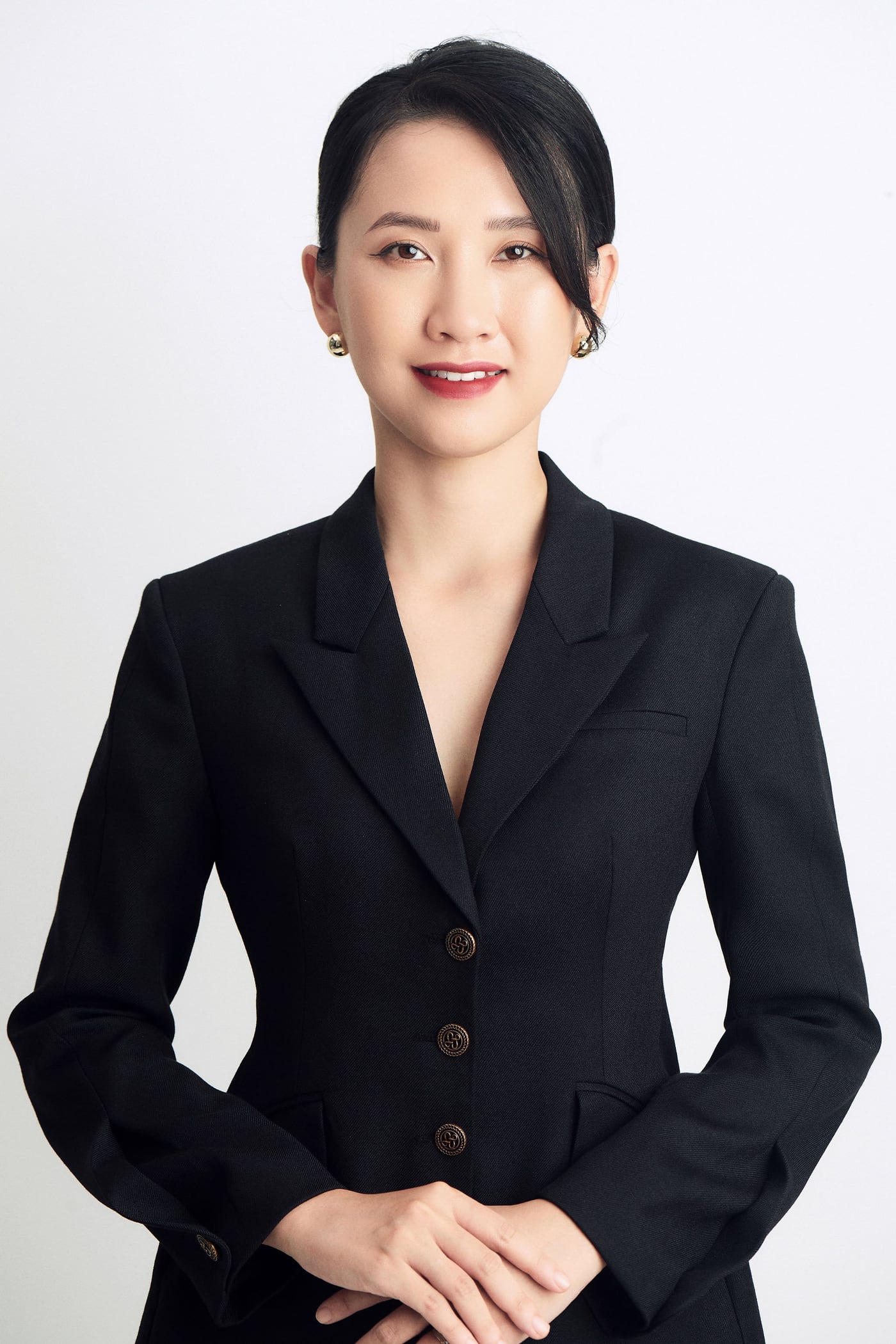 Ảnh profile cơ bản nữ mặc blazer đen trên nền trắng cho LinkedIn