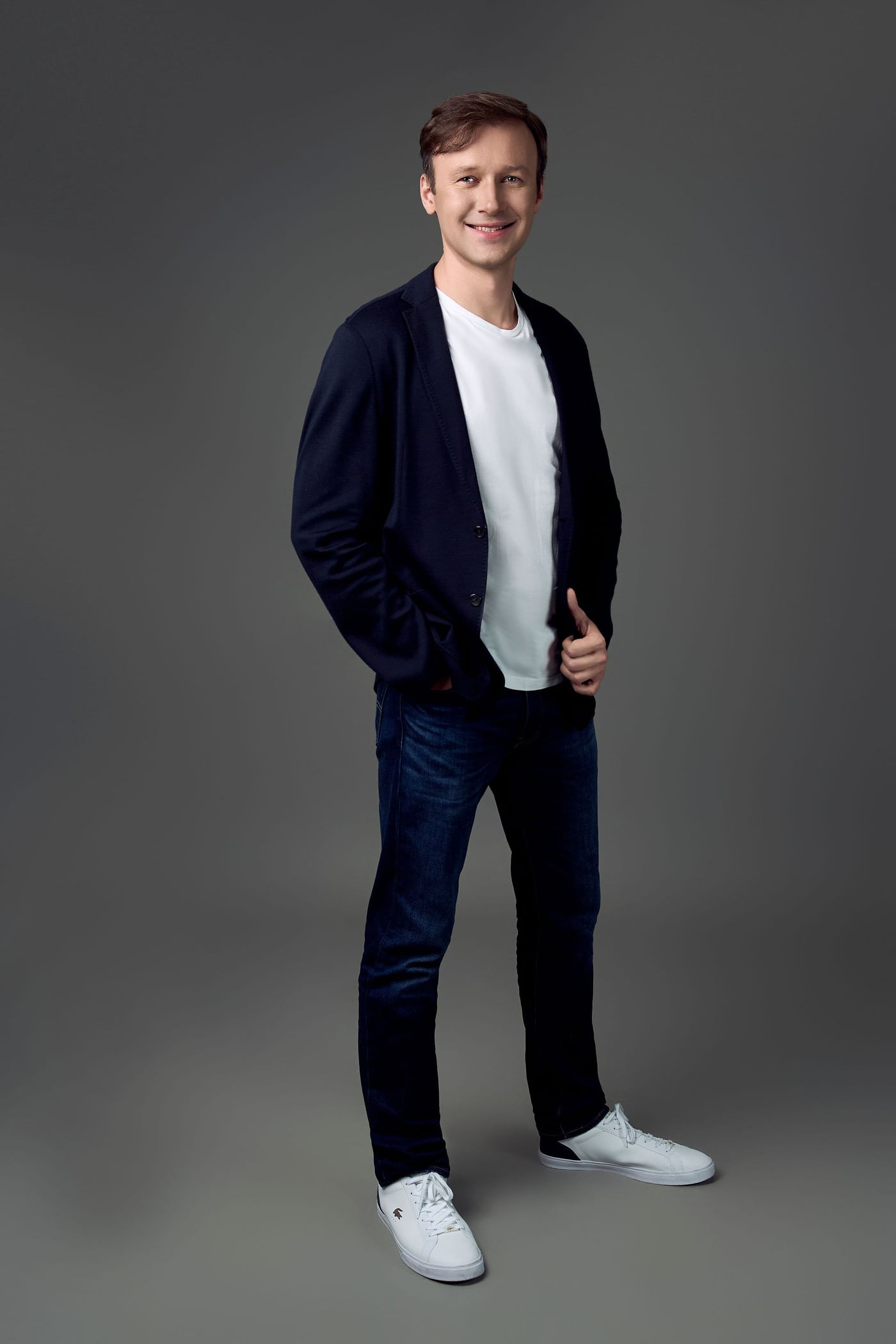 Ảnh profile cơ bản nam phong cách smart casual chụp toàn thân