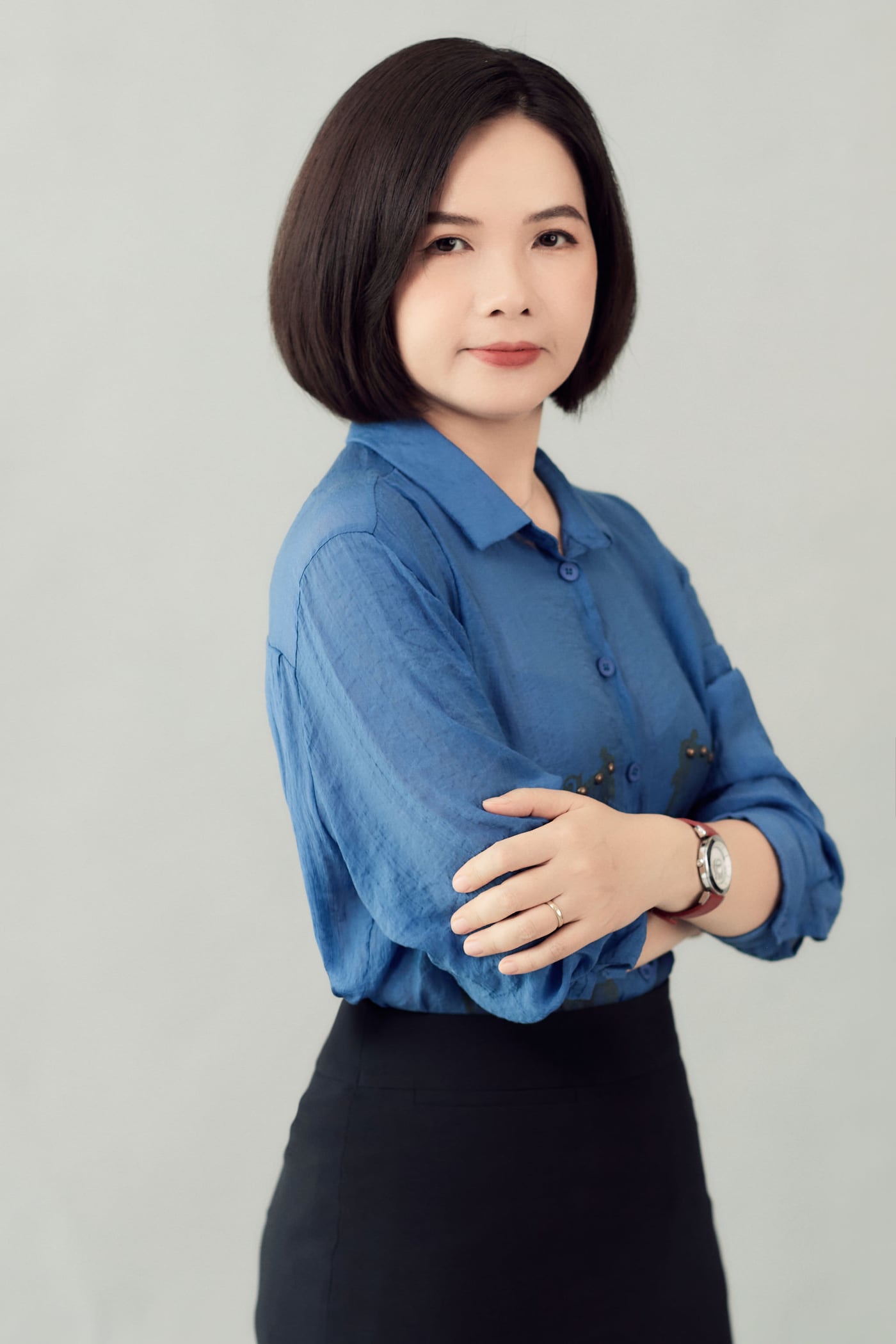 Ảnh profile cơ bản nữ mặc áo xanh trên nền xám sáng